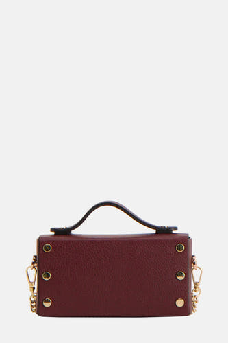 Bordeaux handtas van Clouds of Fashion met gouden studs en een zwarte handvat.