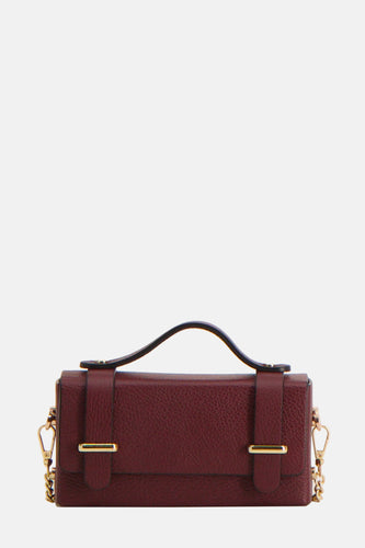 Bordeauxkleurige leren handtas met gouden ketting.