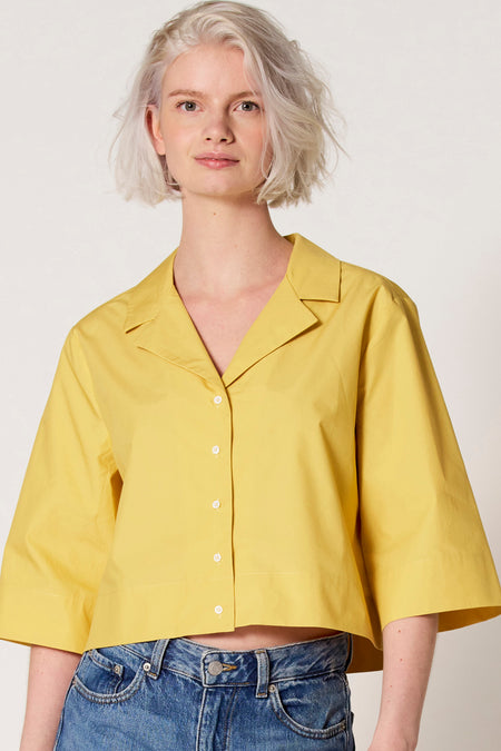 Chemisier jaune à manches trois-quarts de Clouds of Fashion, avec fermeture à boutons et combiné avec un jean.