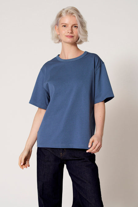 Blauw T-shirt met korte mouwen van Clouds of Fashion, gedragen met donkere jeans.
