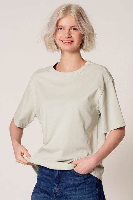 Blauw T-shirt met korte mouwen van Clouds of Fashion, gedragen met een jeansbroek.