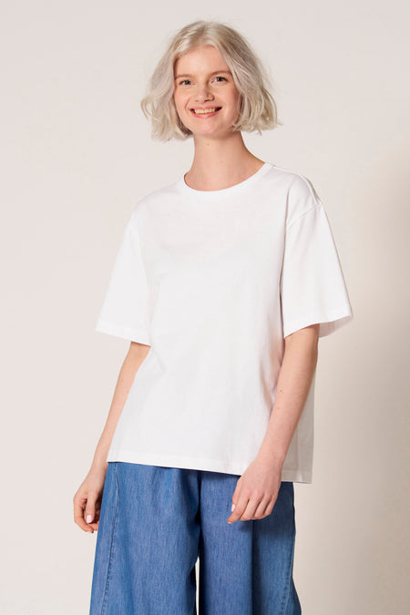 Wit T-shirt met korte mouwen van Clouds of Fashion, met een losse pasvorm en gecombineerd met blauwe broeken.
