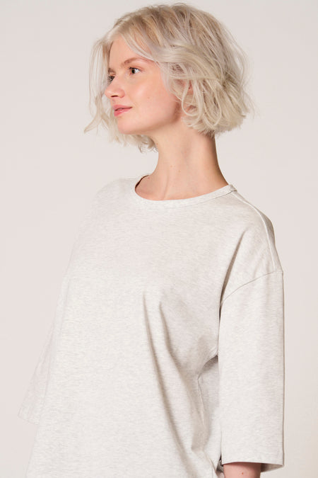 Grijze T-shirt met korte mouwen van Clouds of Fashion, in effen kleur, met een ronde halslijn.