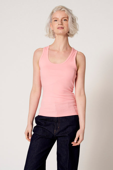 Roze singlet van Clouds of Fashion, gedragen met donkerblauwe jeans.