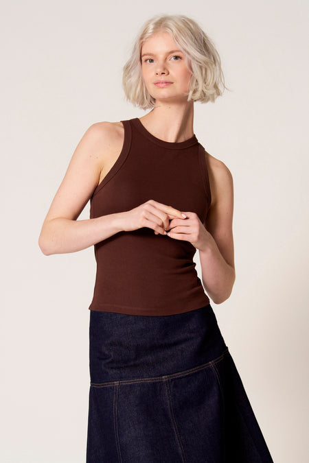 Bruine singlet van Clouds of Fashion, gedragen met een donkerblauwe denim rok.