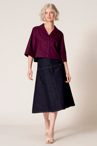 Chemisier violet à manches trois-quarts de Clouds of Fashion, vu de dos, combiné avec une jupe en jean bleu foncé.