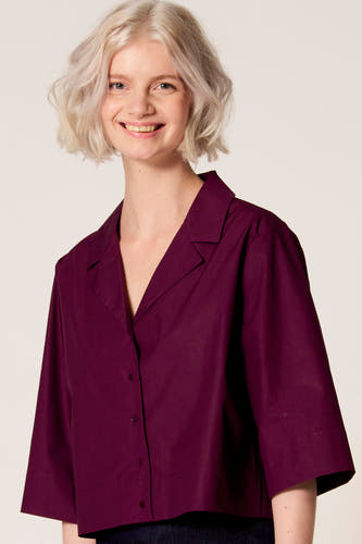 Chemisier violet à manches trois-quarts de Clouds of Fashion, de couleur unie avec un col et une fermeture à boutons.
