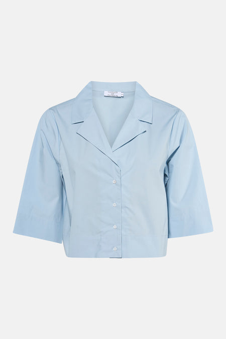 Blauwe blouse met driekwart mouwen van Clouds of Fashion, met een knoopsluiting en een kraag.