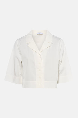 Chemisier blanc à manches trois-quarts de Clouds of Fashion, avec fermeture boutonnée sur le devant.