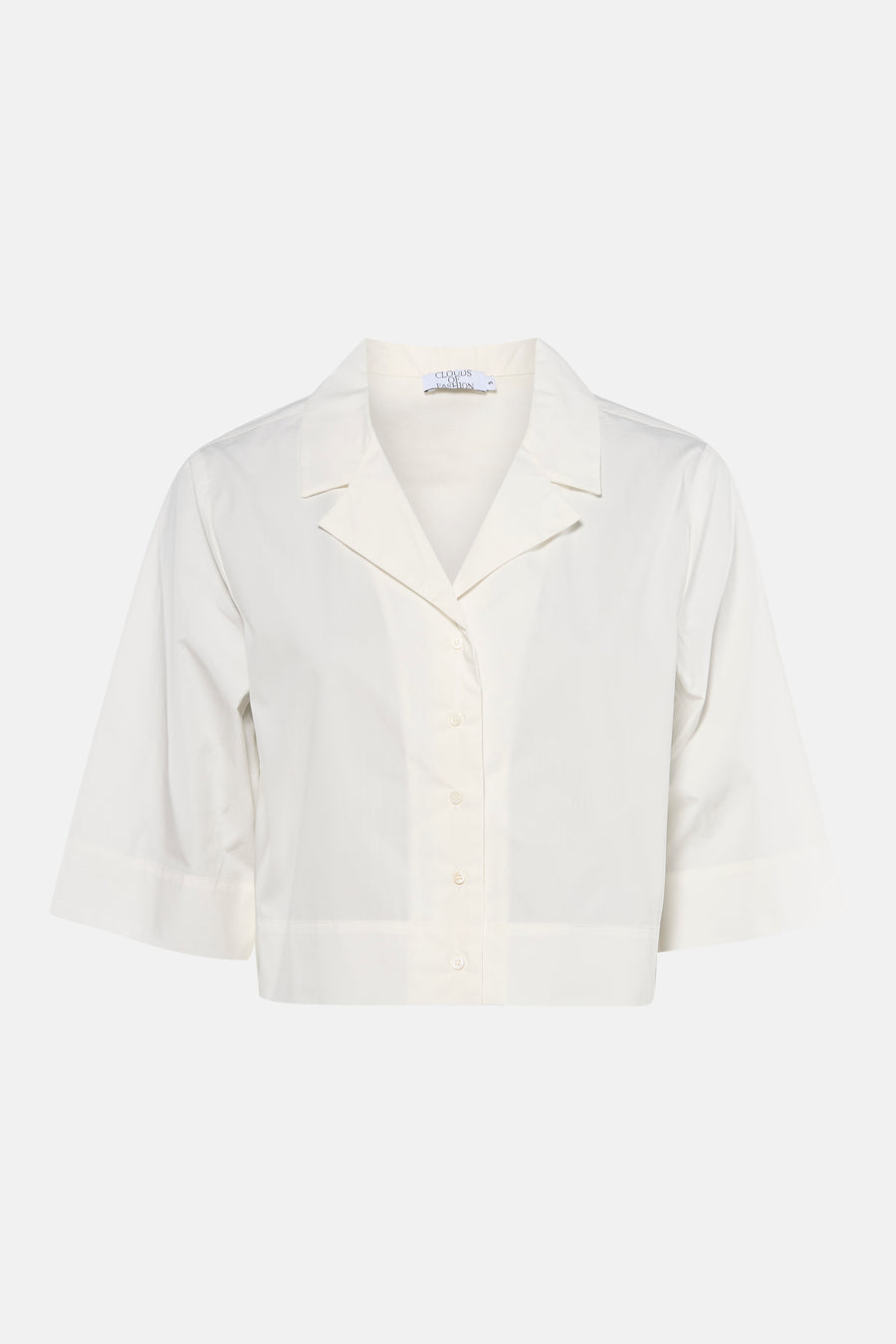 Chemisier blanc à manches trois-quarts de Clouds of Fashion, avec fermeture boutonnée sur le devant.