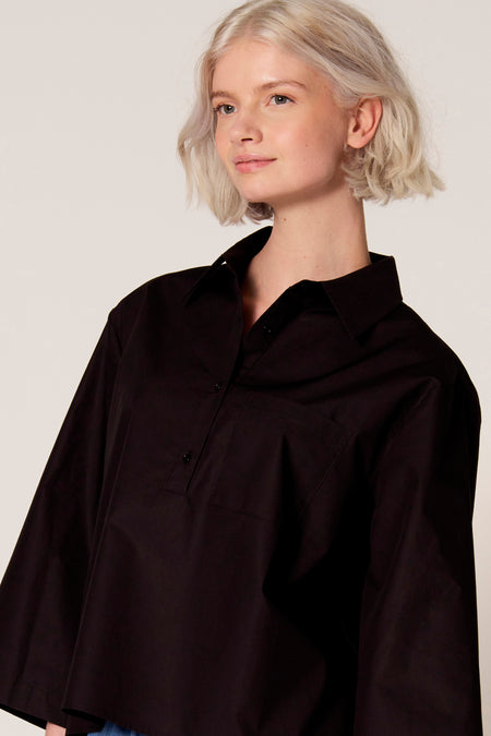 Zwarte blouse met driekwartmouwen van Clouds of Fashion, met een borstzak en een klassieke kraag.