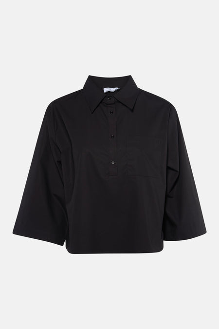 Zwarte blouse van Clouds of Fashion met driekwart mouwen, knoopsluiting en borstzak.