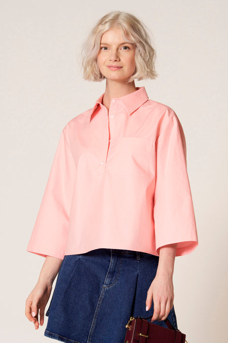 Roze blouse met driekwart mouwen van Clouds of Fashion, met borstzak, gecombineerd met een denim rok.
