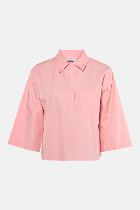 Roze blouse van Clouds of Fashion met korte mouwen, kraag en knoopsluiting aan de voorkant, met borstzak.