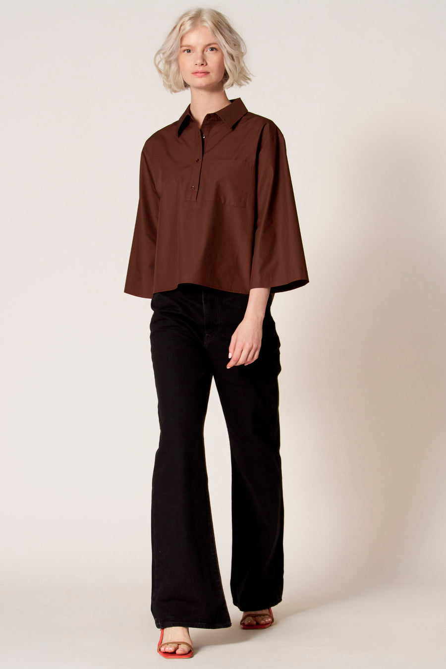 Blouse brune de Clouds of Fashion, à manches trois-quarts, portée avec un pantalon noir, vue arrière.