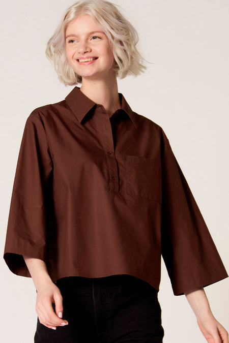 Blouse brune à manches trois-quarts de Clouds of Fashion, avec un col et une fermeture à boutons devant.