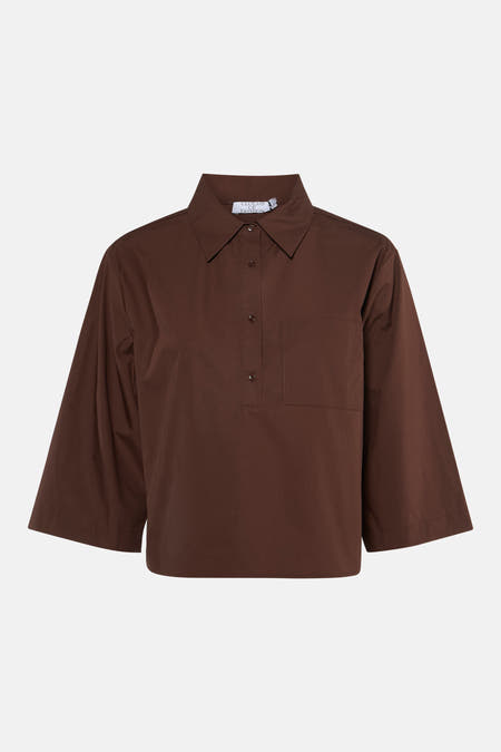 Bruine blouse van Clouds of Fashion met korte mouwen, een borstzakje en knoopsluiting.
