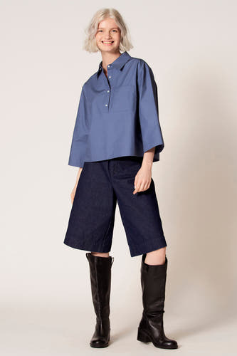 Blouse bleue à manches trois-quarts de Clouds of Fashion, vue de l'arrière, associée à un pantalon bleu marine.