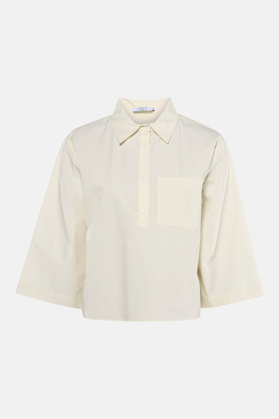 Chemisier blanc de Clouds of Fashion avec manches trois-quarts, une poche poitrine et fermeture boutonnée.