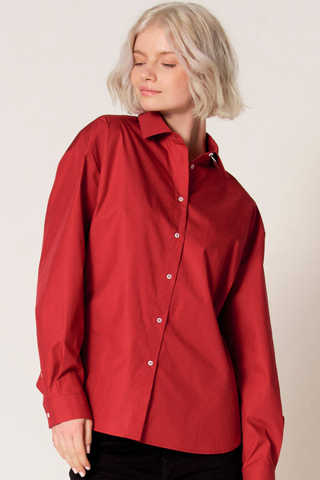 Rode blouse met lange mouwen van Clouds of Fashion, met witte knopen en een losse pasvorm.