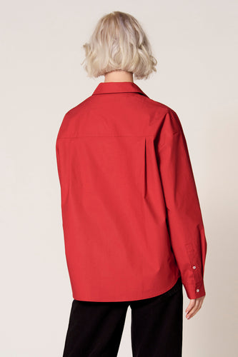 Rode blouse met lange mouwen van Clouds of Fashion, gezien van achteren, met een enkele plooi en manchetten.