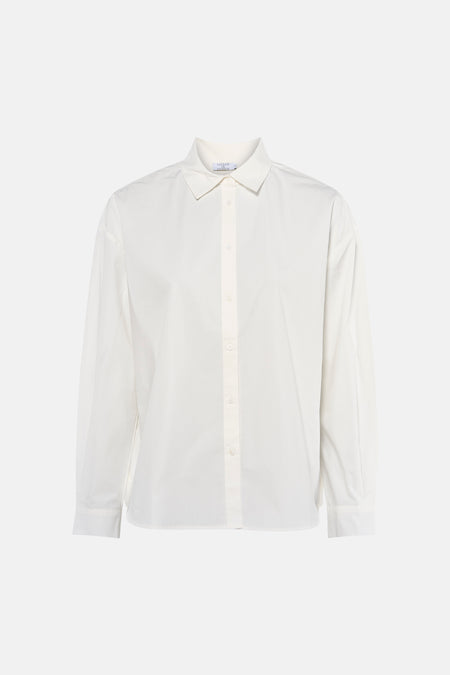Witte blouse met lange mouwen van Clouds of Fashion, met een klassieke kraag en knoopsluiting.