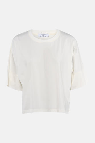 T-shirt écru à manches courtes de Clouds of Fashion, avec une coupe décontractée et des manches courtes.