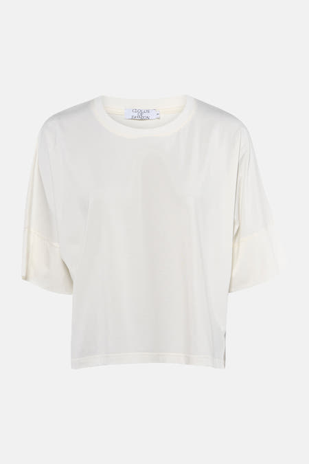 Ecru T-shirt met korte mouwen van Clouds of Fashion, met een losse pasvorm en korte mouwen.
