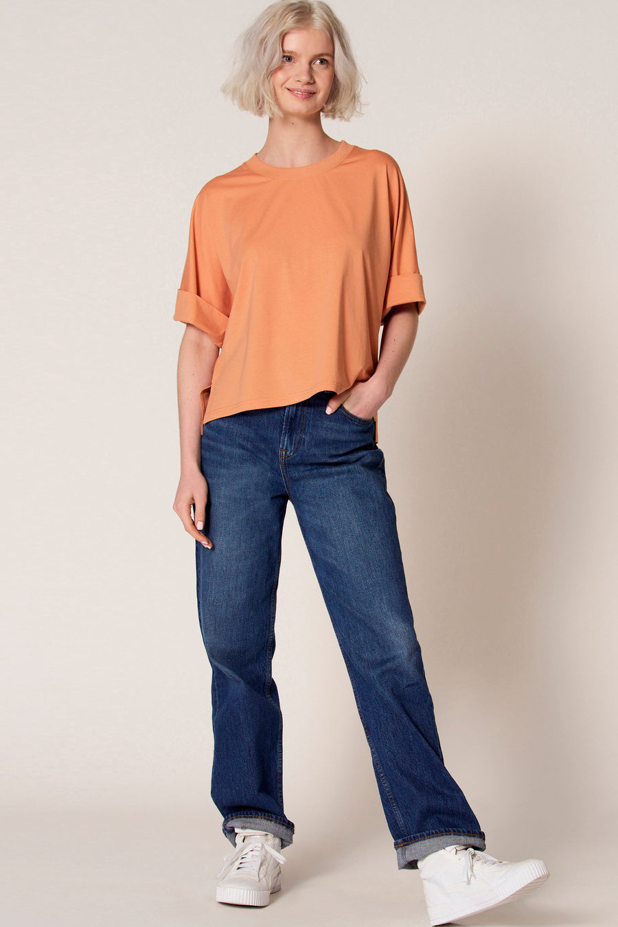T-shirt orange à manches courtes de Clouds of Fashion, avec des manches amples et une coupe droite.