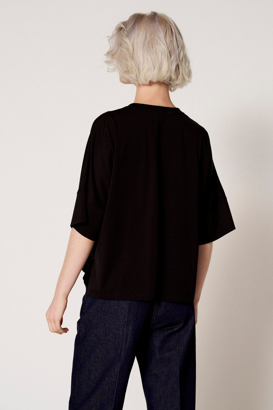 Zwart T-shirt met korte mouwen van Clouds of Fashion, met wijde pasvorm en gecombineerd met een donkere jeans.