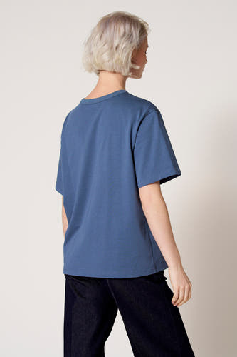 Blauw T-shirt met korte mouwen van Clouds of Fashion, achterkant gezien, met donkere jeans.
