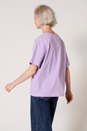 Paars T-shirt met korte mouwen van Clouds of Fashion, met effen kleur, gecombineerd met een jeans met verticale strepen.
