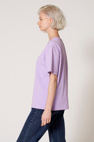 T-shirt à manches courtes violet de Clouds of Fashion, porté avec un jean bleu foncé à rayures, vue de côté.