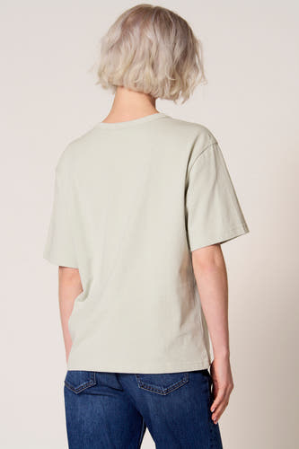 T-shirt à manches courtes vert clair de Clouds of Fashion, coupe droite et jean bleu.