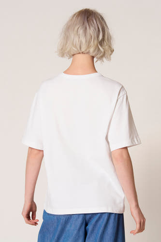 Wit T-shirt met korte mouwen van Clouds of Fashion, met een eenvoudige ronde halslijn, gezien van achteren.