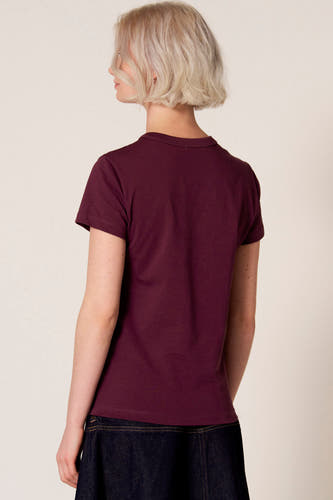 Paars T-shirt met korte mouwen van Clouds of Fashion, gezien van achteren, gecombineerd met een donkerblauwe rok.
