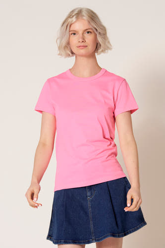 T-shirt à manches courtes rose de Clouds of Fashion, de couleur unie et associé à une jupe bleu foncé.