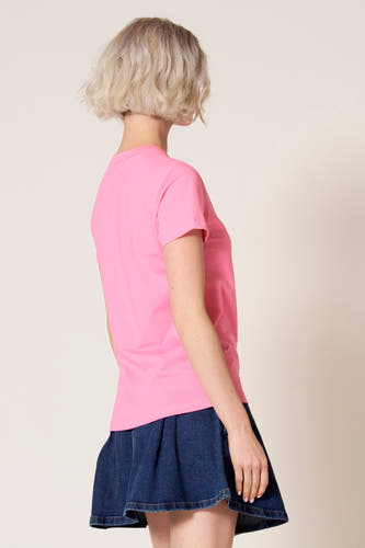 Roze T-shirt met korte mouwen van Clouds of Fashion, met een effen kleur en gecombineerd met een donkerblauwe rok.
