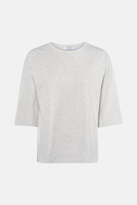 Grijs T-shirt met korte mouwen van Clouds of Fashion, met een effen design en een relaxte pasvorm.
