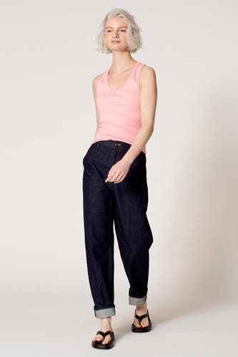 Débardeur rose de Clouds of Fashion, vu de dos, avec un design uni et une coupe ajustée.