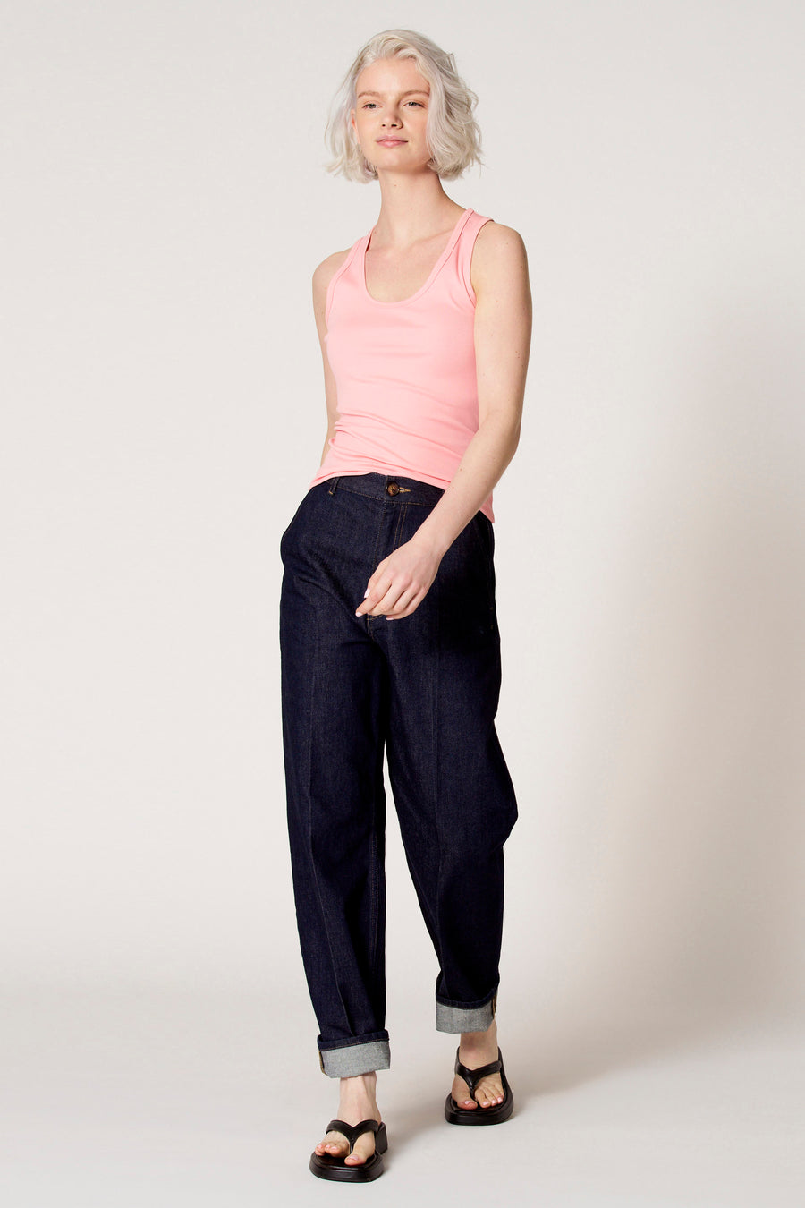 Débardeur rose de Clouds of Fashion, vu de dos, avec un design uni et une coupe ajustée.