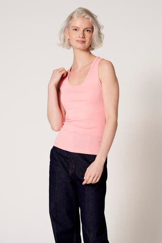 Débardeur rose de Clouds of Fashion, avec un col rond et porté avec un jean foncé.