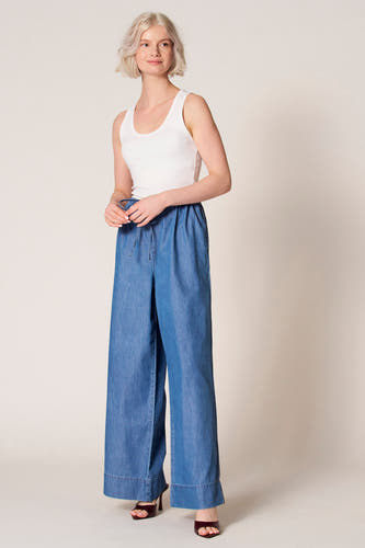 Débardeur blanc de Clouds of Fashion, vu de dos, combiné avec un pantalon bleu.