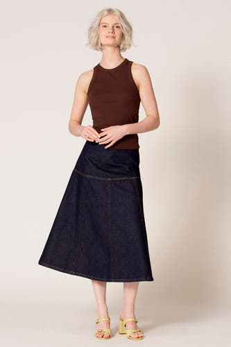 Débardeur marron de Clouds of Fashion, avec un décolleté simple, porté avec une jupe en jean bleu foncé.