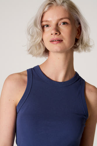 Débardeur bleu de Clouds of Fashion, de couleur unie avec un col rond, porté par un mannequin.
