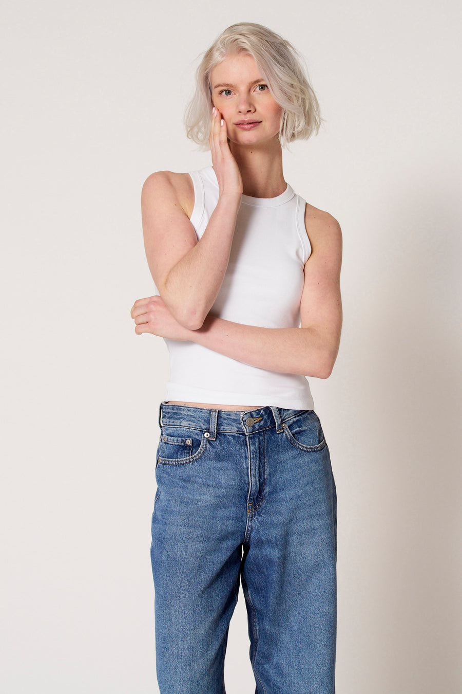 Witte singlet van Clouds of Fashion, gedragen met een spijkerbroek.
