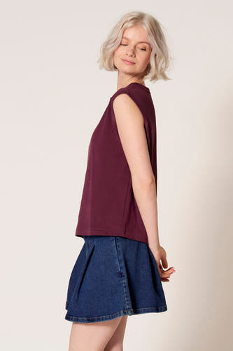Paarse singlet van Clouds of Fashion, gedragen met een blauwe denim rok en een gesloten glimlach.