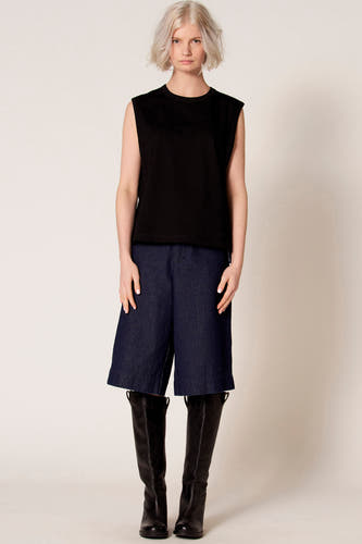 Débardeur noir de Clouds of Fashion, vu de dos, combiné avec un pantalon bleu foncé.