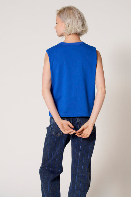 Blauwe singlet van Clouds of Fashion, met een effen ontwerp, gecombineerd met gestreepte jeans.