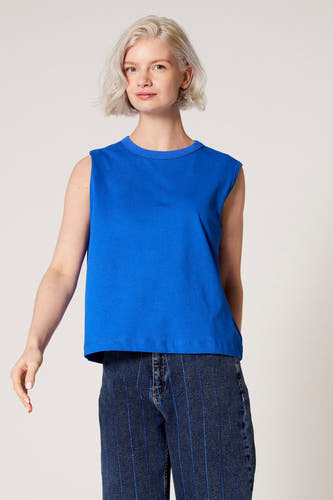 Débardeur bleu de Clouds of Fashion, avec pantalon en jean à rayures bleues.